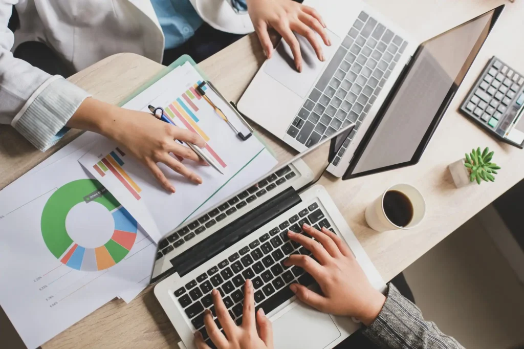 CRM Marketing Analyse mit Kundendaten, Diagrammen und digitaler Auswertung am Arbeitsplatz